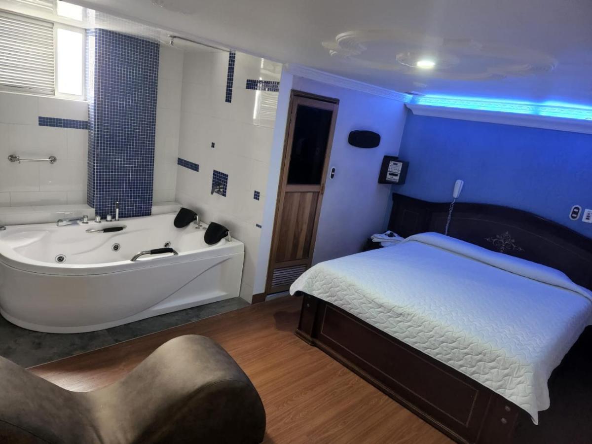 Motel Piramides De Cristal Bogota Bagian luar foto